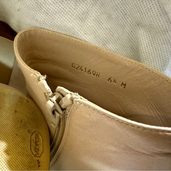 ❗️Last Chance❗️Stuart Weitzman Pure Beige Pointy Toe Bootie - Bambina - Picture 3 of 10